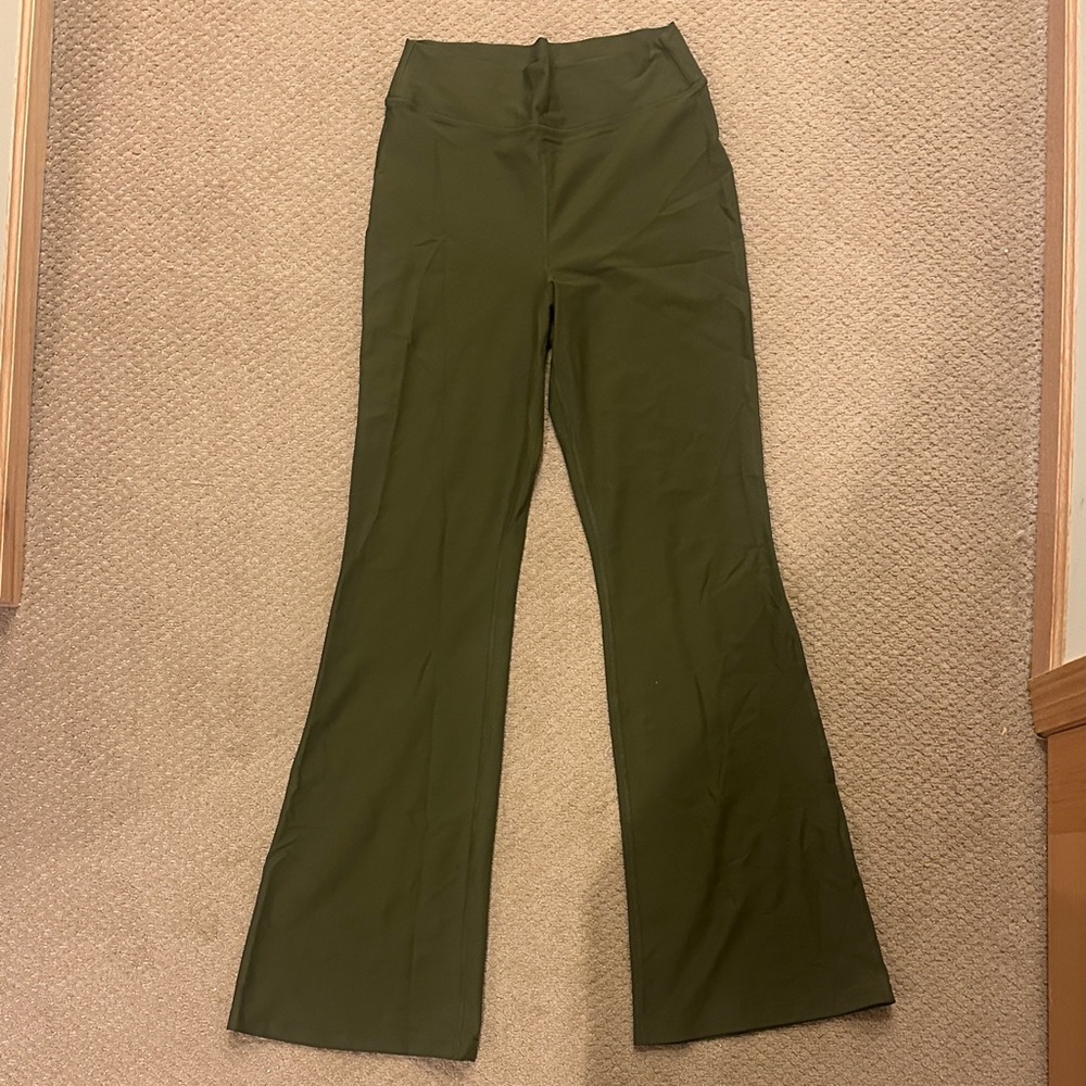 Old Navy Women's Boot Cut yoga Pants in Forest Green